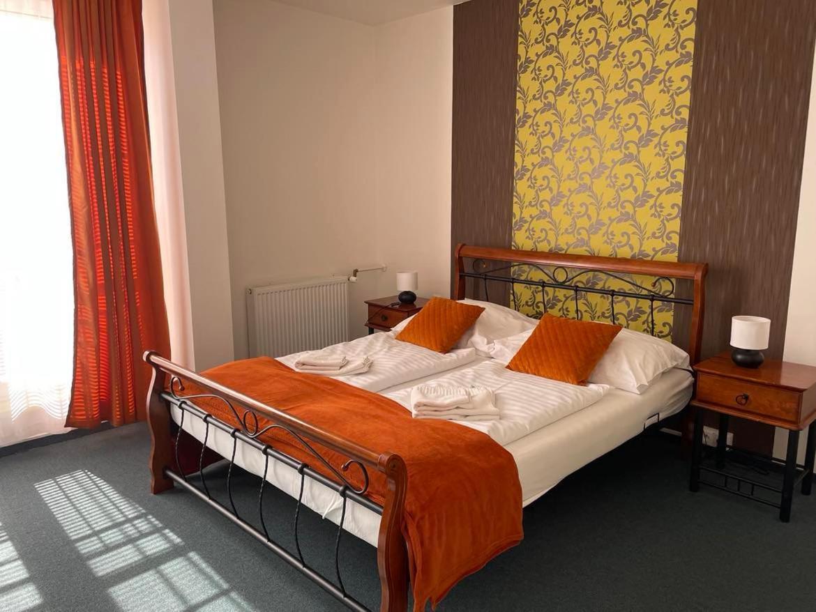 Hotel Diana Nove Mesto nad Vahom Exterior photo